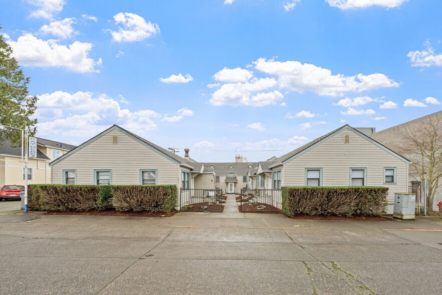 Building Photo - Town Manor Apartments