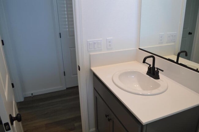 Building Photo - 573 Bedfordshire Dr