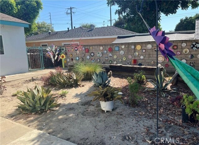 Building Photo - 8541 Orangewood Ave