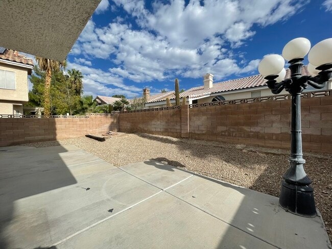 Building Photo - Carry Over Showing: This property has been...