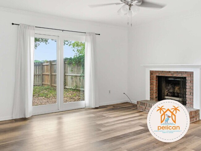Building Photo - Bright townhome in the heart of Pensacola