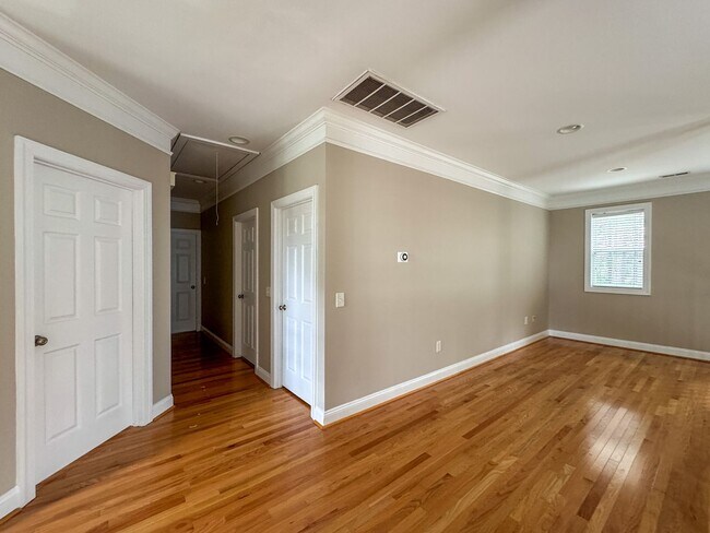 Building Photo - 5 Bedroom Home in Gated Golf Course Community