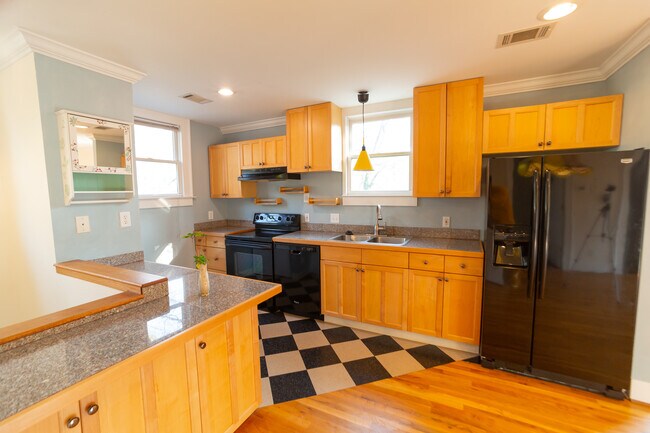 Building Photo - 333 Mathews Ave NE