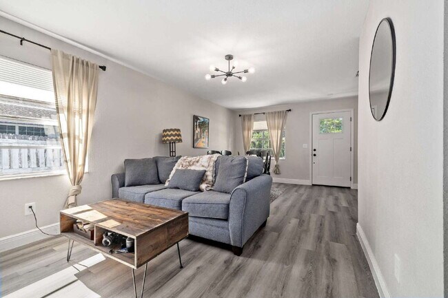 Building Photo - "Charming 3-Bed, 2-Bath Home in Tampa – Perfect Blend of Comfort and Convenience!"