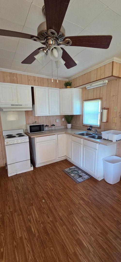 Building Photo - Tiny home with large yard
