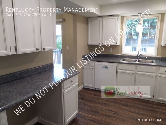 Building Photo - Stunning and LARGE Remodeled 3-Bedroom Hom...