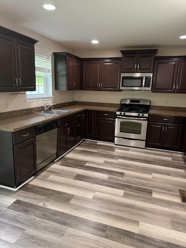 Building Photo - THREE BEDROOM/2.5 BATH Detached Home w TWO...