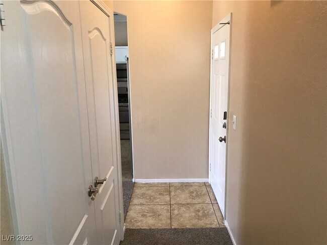 Building Photo - 1900 N Torrey Pines Dr