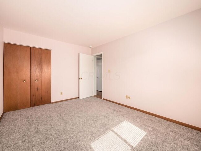 Building Photo - 2324 Woodbrook Cir N