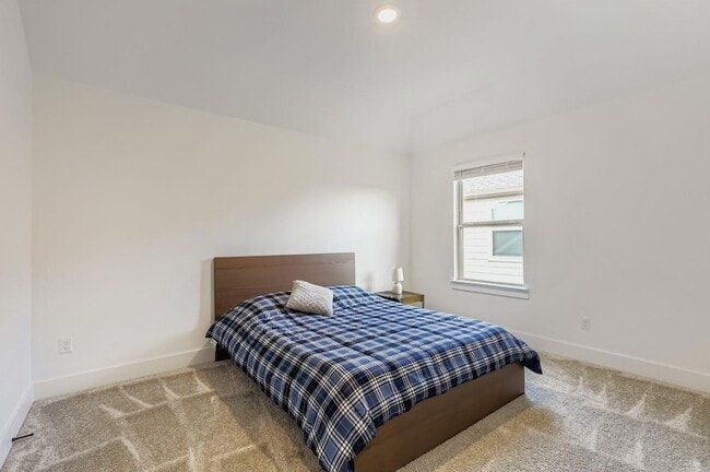 Building Photo - 6800 Cliff Rose Dr