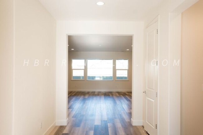 Building Photo - Ellis Neighborhood  | Spacious Single-Stor...