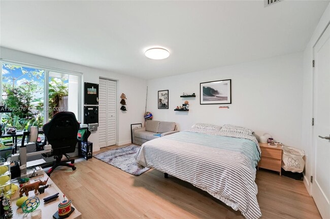 Building Photo - 560 Hampton Ln