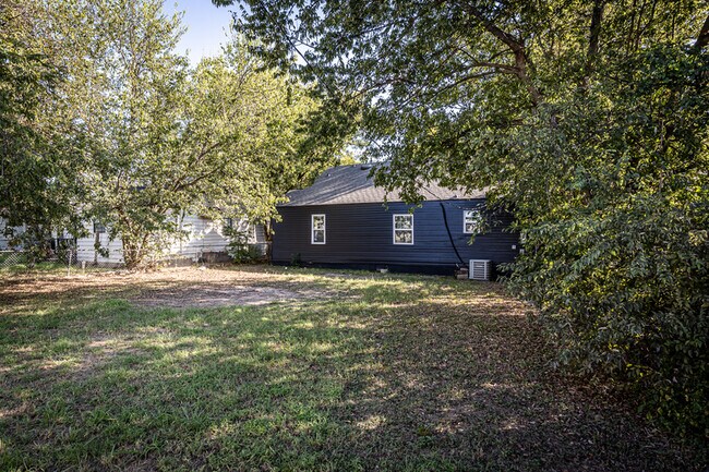 Building Photo - 1709 NW Oak Ave