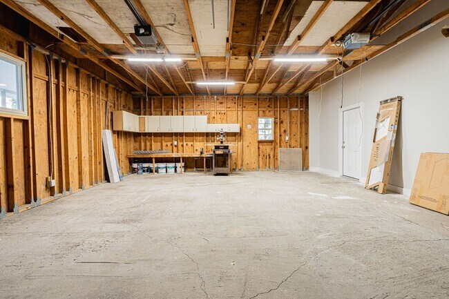 Building Photo - Stunning Remodeled 3-Bedroom Home in Prime...