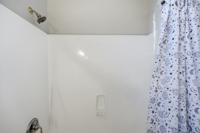 Building Photo - 1425 W Commerce Ave