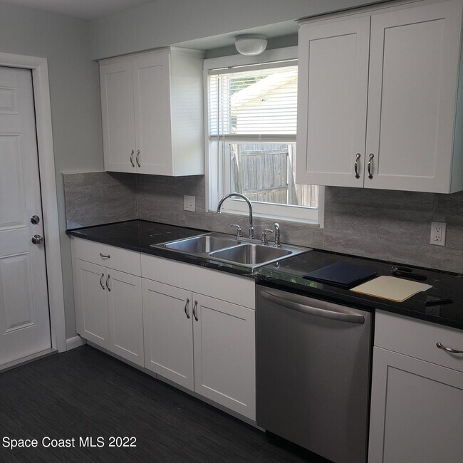 Building Photo - 990 Butia St