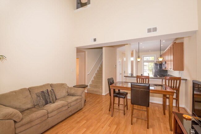 Building Photo - Updated Condo in Norfolk