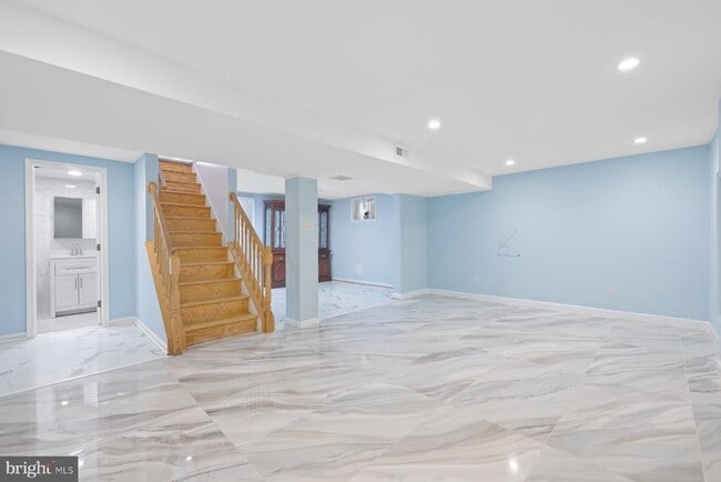 Building Photo - 2913 Collins Ave