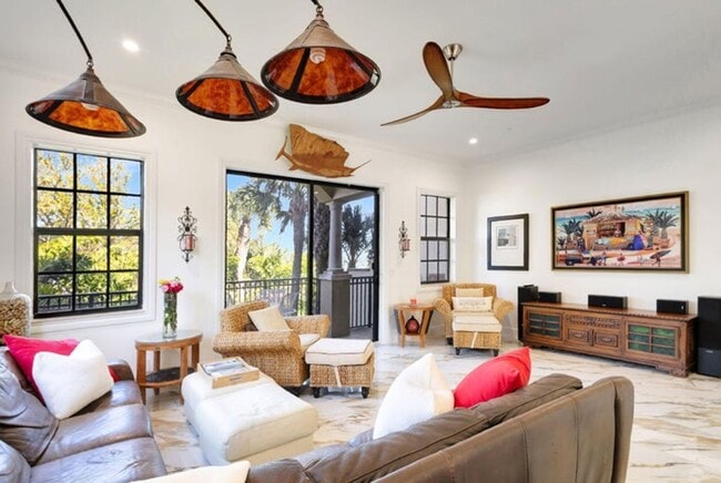 Building Photo - 301 del Sol Cir