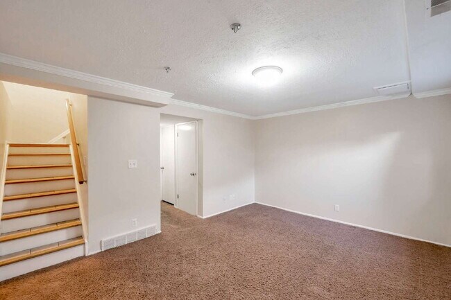 Building Photo - Convenient Sandy Townhome with 3 BD & 2 BA