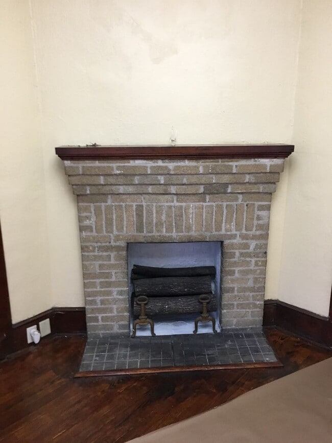 Building Photo - Cute Bungalow- **$200 off first months rent**
