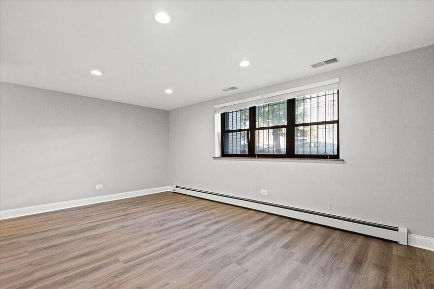 Building Photo - 541 W Oakdale Ave