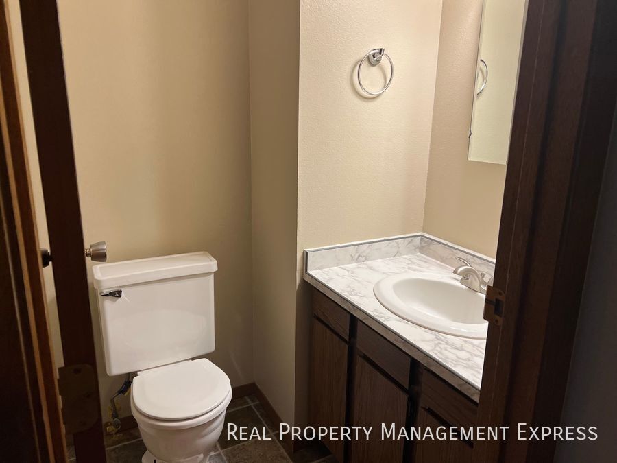 Building Photo - 3 Bedroom 2.5 Bathroom side-by-side duplex with lots of updates