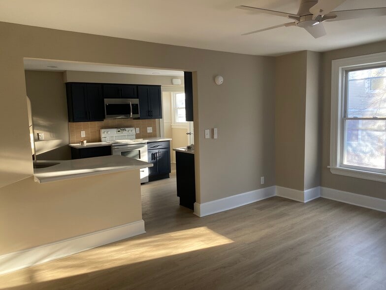 Living room/kitchen - 1975 Coltman Rd