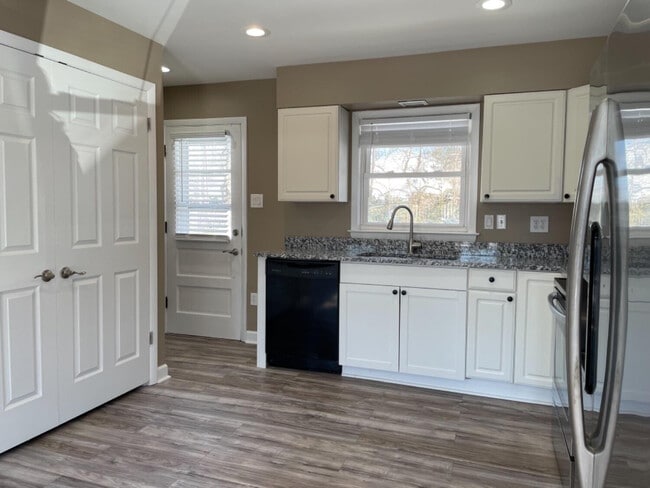 Building Photo - 2470 Millbrook Dr