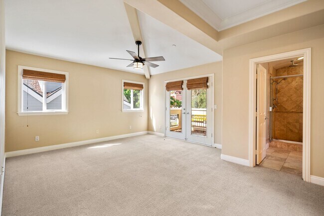 Building Photo - Spacious detached townhome available in So...