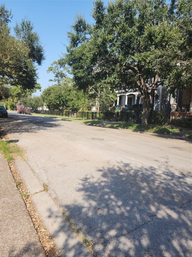 Building Photo - 1527 Rutland St