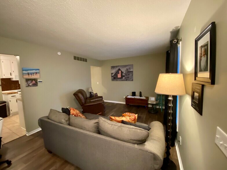 Living Room - 424 Thomas St