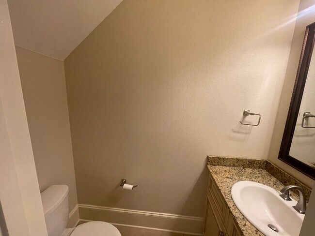 Building Photo - A Great Place To Call Home! Hoa Fees included in Rent