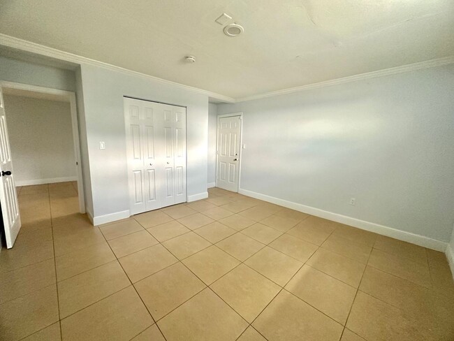 Building Photo - 2 Bed 2 Bath Apartment Near Downtown Fort Myers