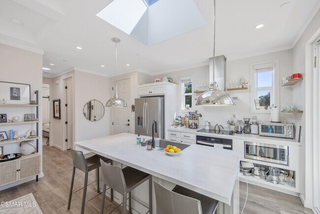 Building Photo - 313 Raymond St