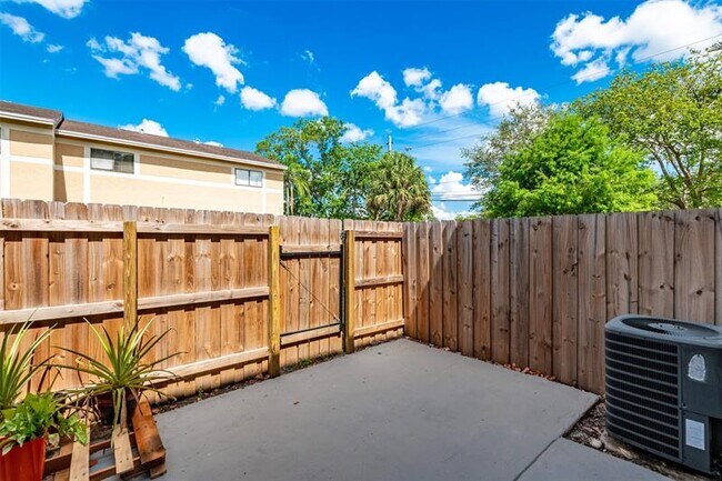 Building Photo - 9481 Palm Cir