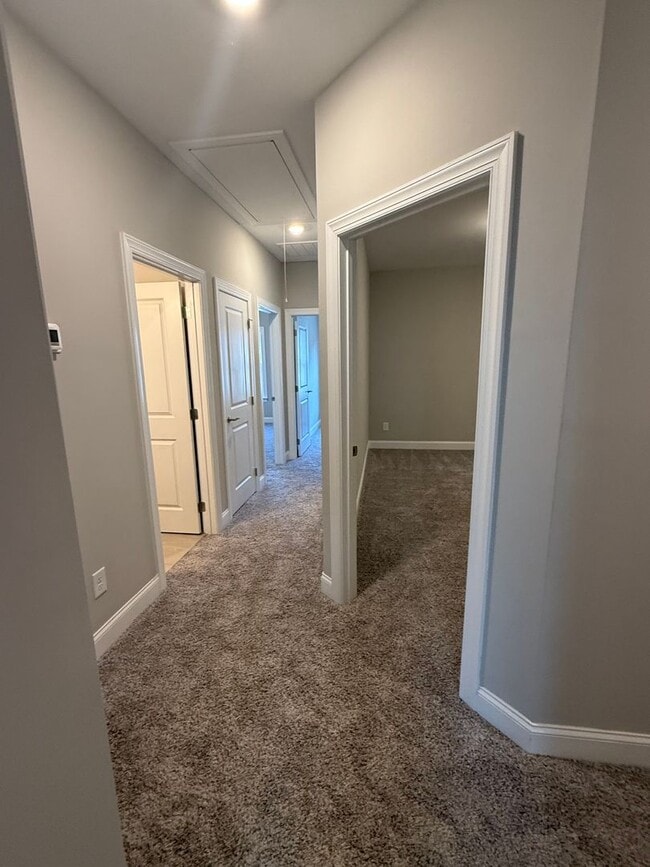 Building Photo - For Lease – Spacious Townhome in Hixson