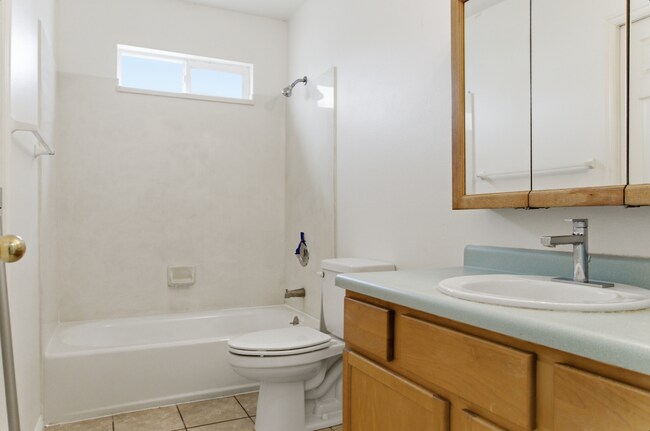 Building Photo - 464 E Center St