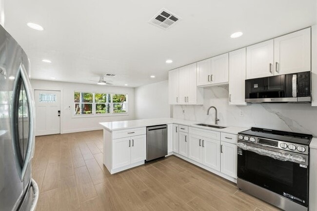 Building Photo - 802 Lytle St