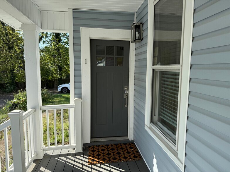 Building Photo - 5651 Bramble Ave