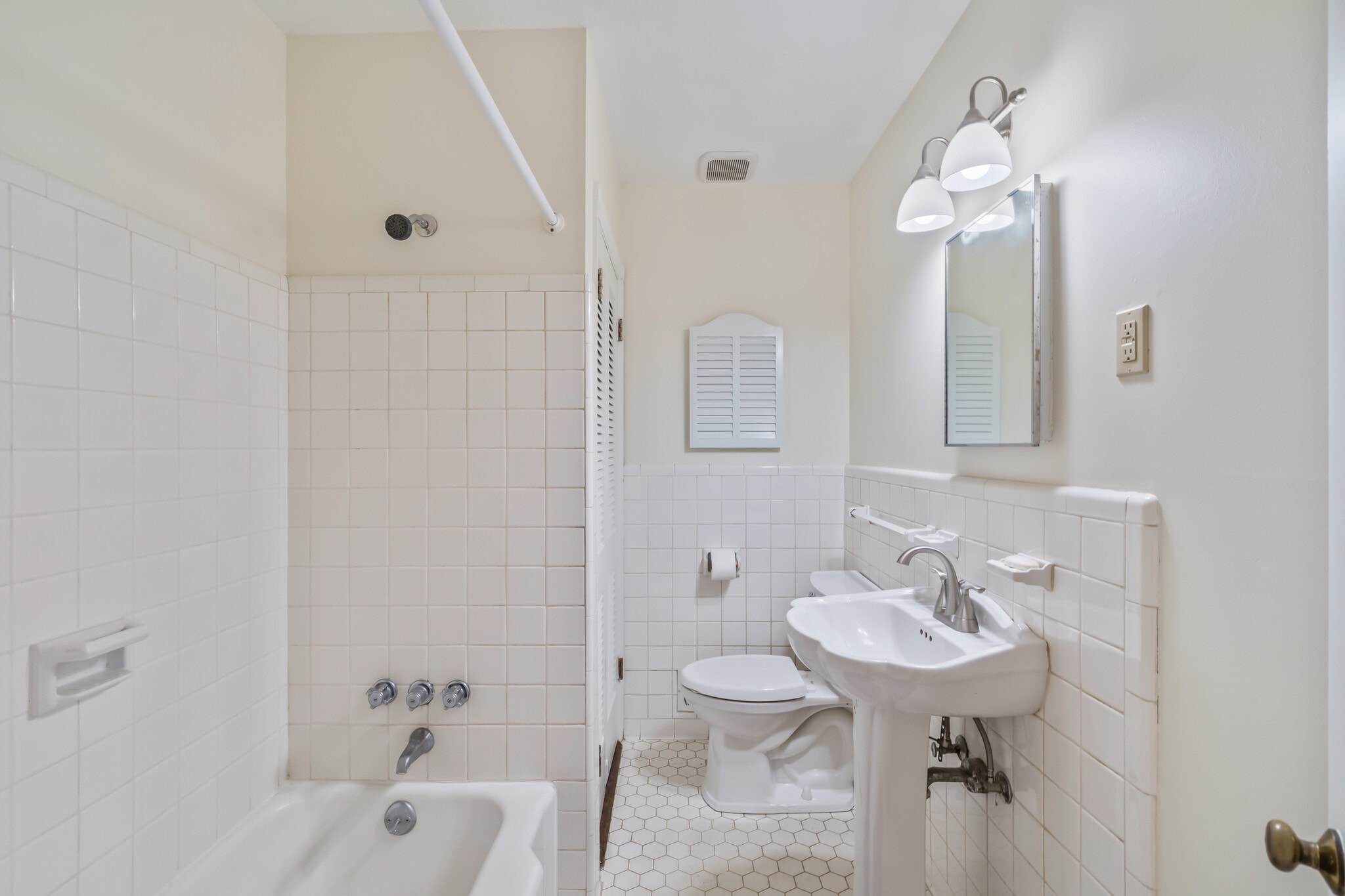 Downstairs Shared Bathroom - 5347 Denwood Ave