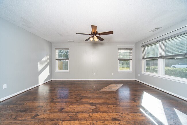 Building Photo - Beautiful 3 bed/ 2.5 bath home in Deep Creek