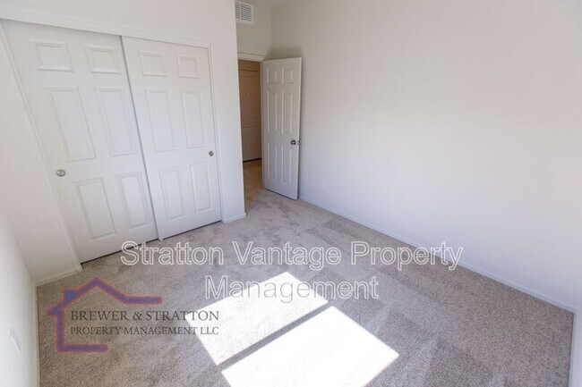 Building Photo - 18473 N Lakeside Dr