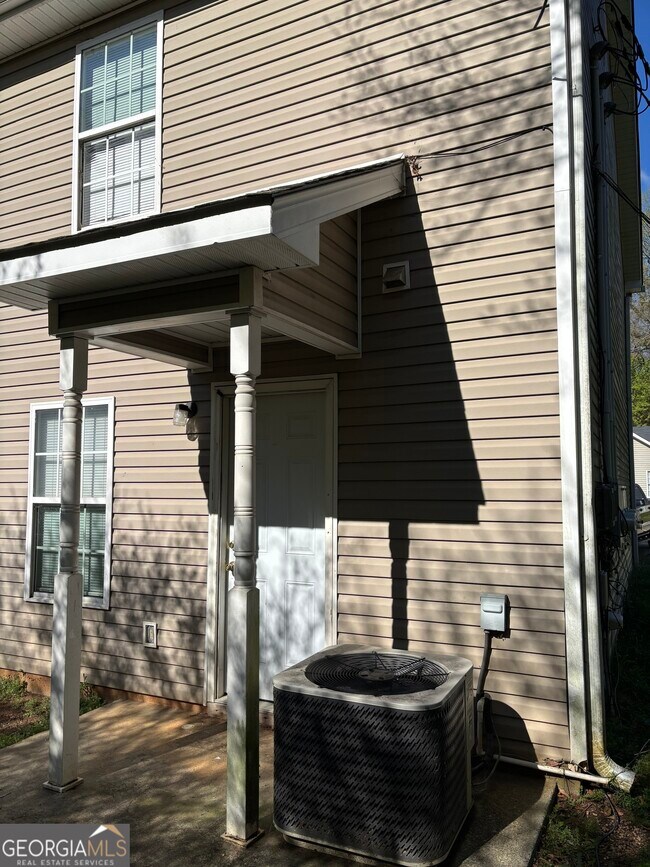 Building Photo - 97 Lily Dr