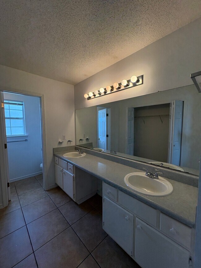 Building Photo - 953 Southern Oaks Ct