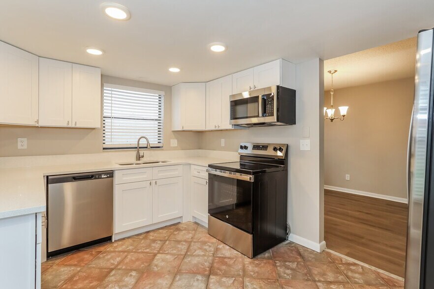 Building Photo - 11504 Robles Del Rio Pl