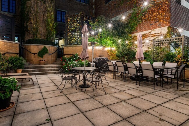 Building Photo - 2130 N Lincoln Park W