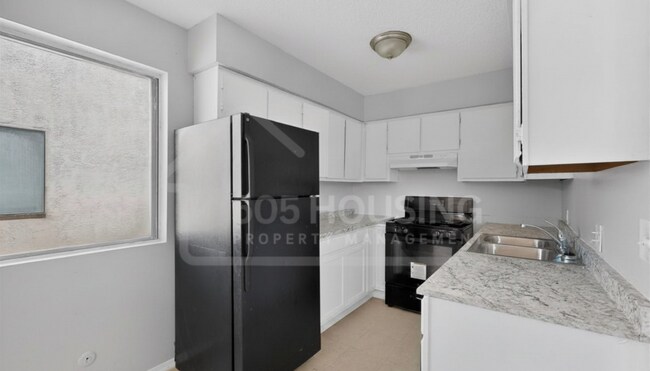Building Photo - Spacious 2-Bedroom Unit Near Kirtland Air Force Base