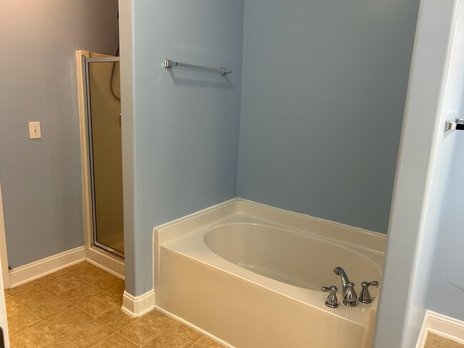 Building Photo - 2444 Glyncastle Way
