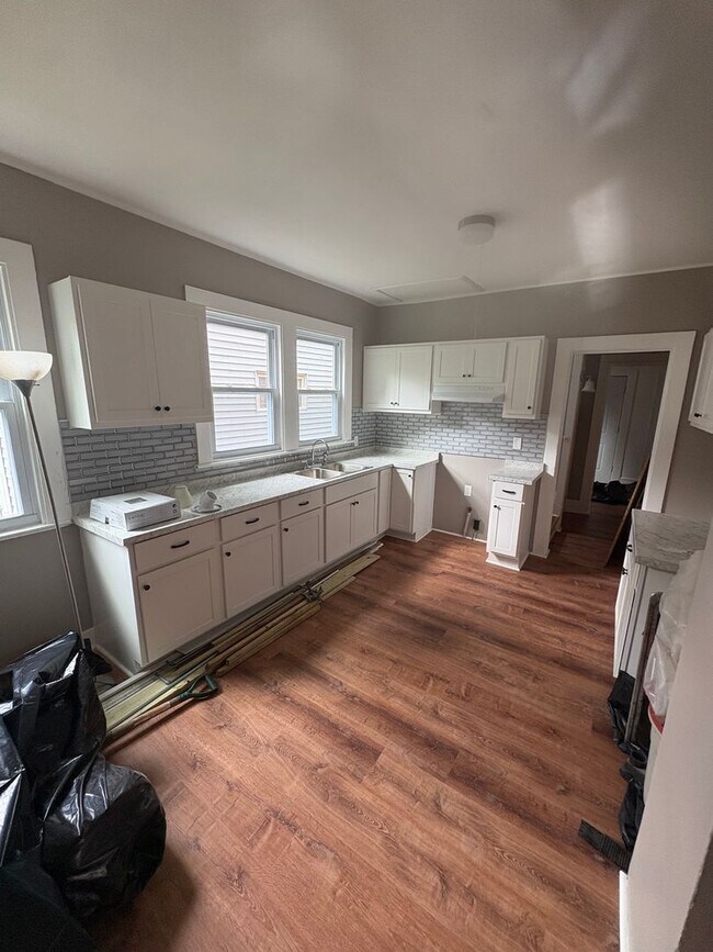Building Photo - Charming Three Bedroom Townhouse!